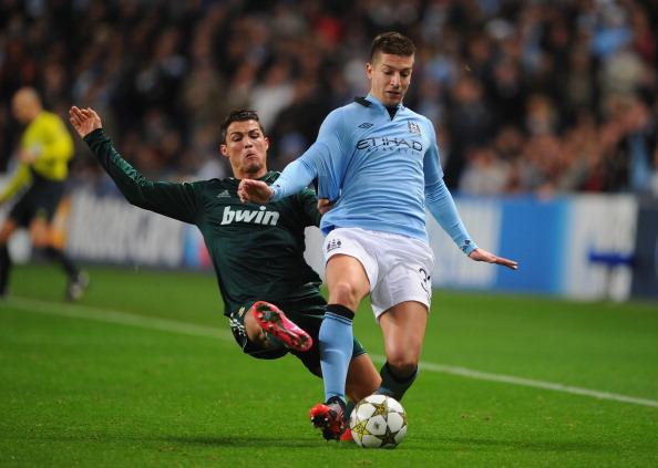 在与新西兰女足的友谊赛中，克尔受邀在一位球迷的孕肚上签名