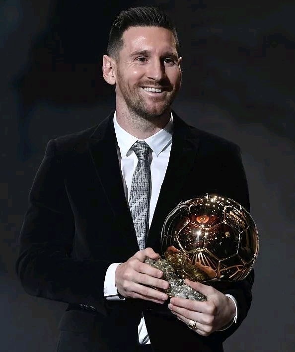 镜报：安菲尔德球迷因现场警报响起被暂时疏散，现已重新进场