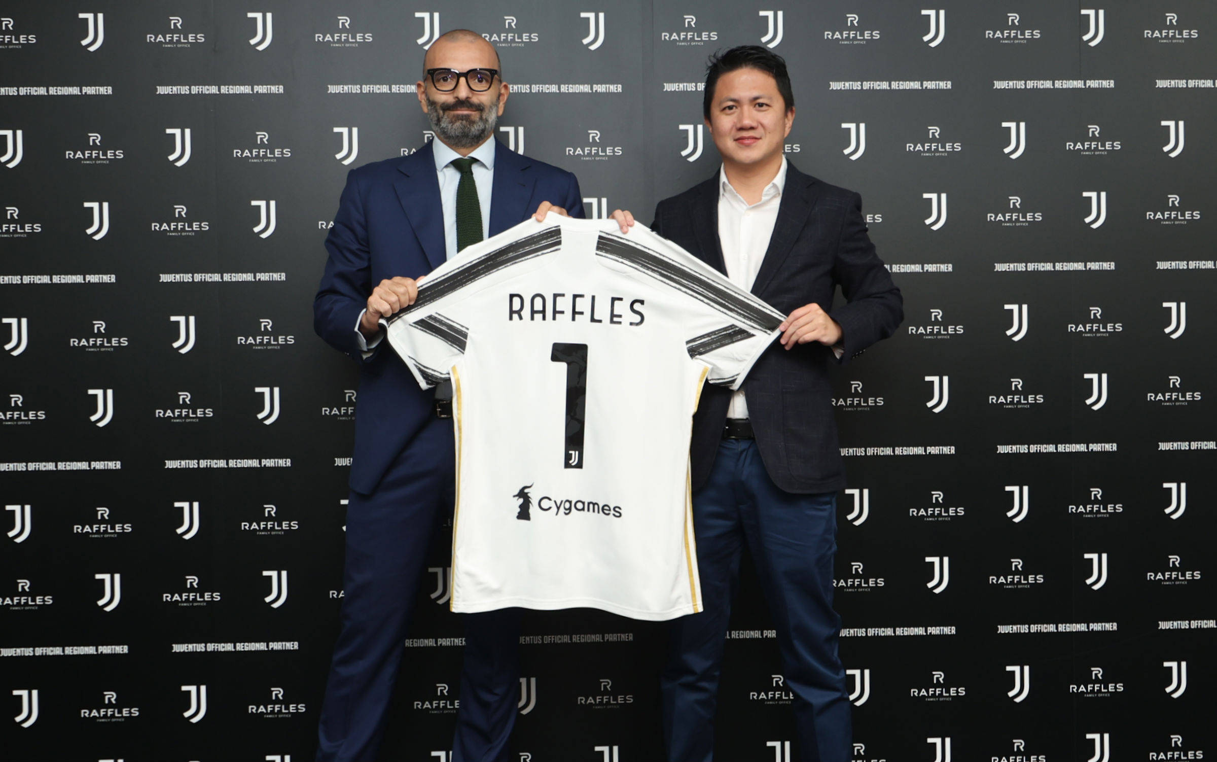 球星晒更衣室照，队内氛围引关注