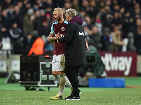 传奇门将正式退役，全场球迷起立致敬